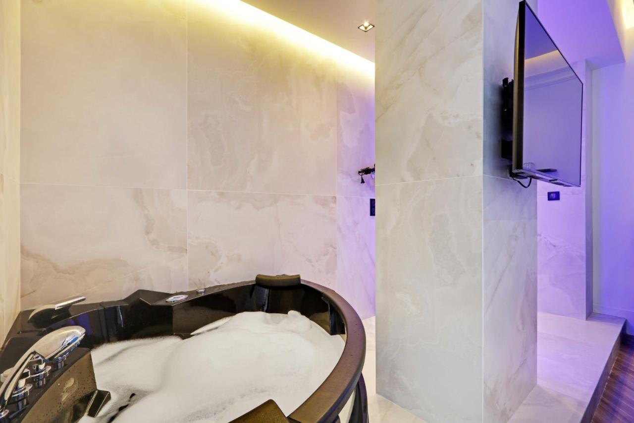 Private Suite With Jacuzzi - 2P - Rivoli París Exterior foto